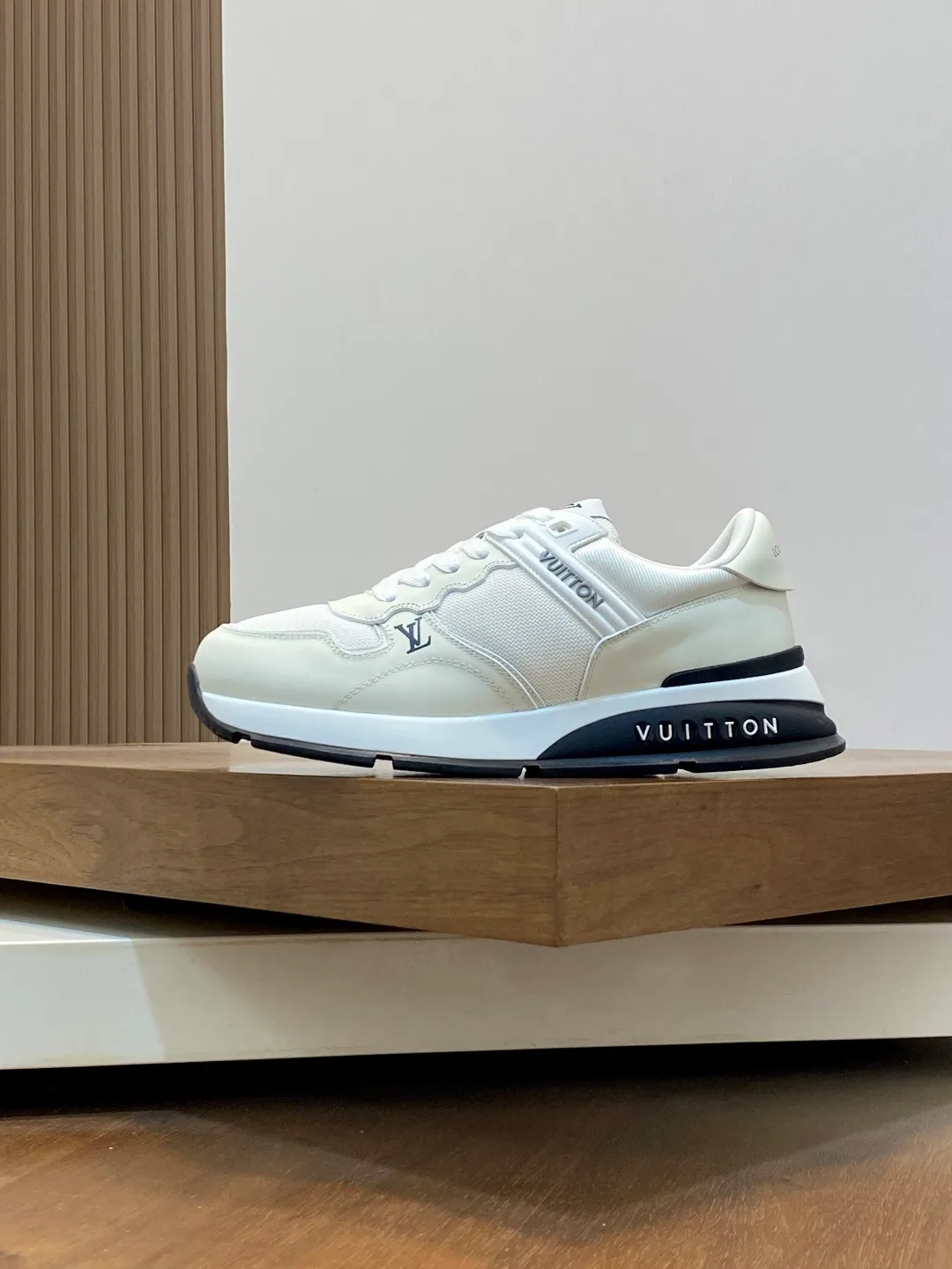 💰800 Lujia new color matching men's 🧍‍♂️trainer sneakers, this LV Trainer sneaker is made of soft grained calfskin and presents pure tones. The brand was born in 1854. The designer's handwritten brand logo is embellished on one side. Virgil Abloh designed it himself. It is a very commemorative sneaker. Brand new LV Louis Vuitton louis vuitton trainer sneaker low casual sports culture versatile basketball shoes Size: 39-44 (38, 45, 46 customized)